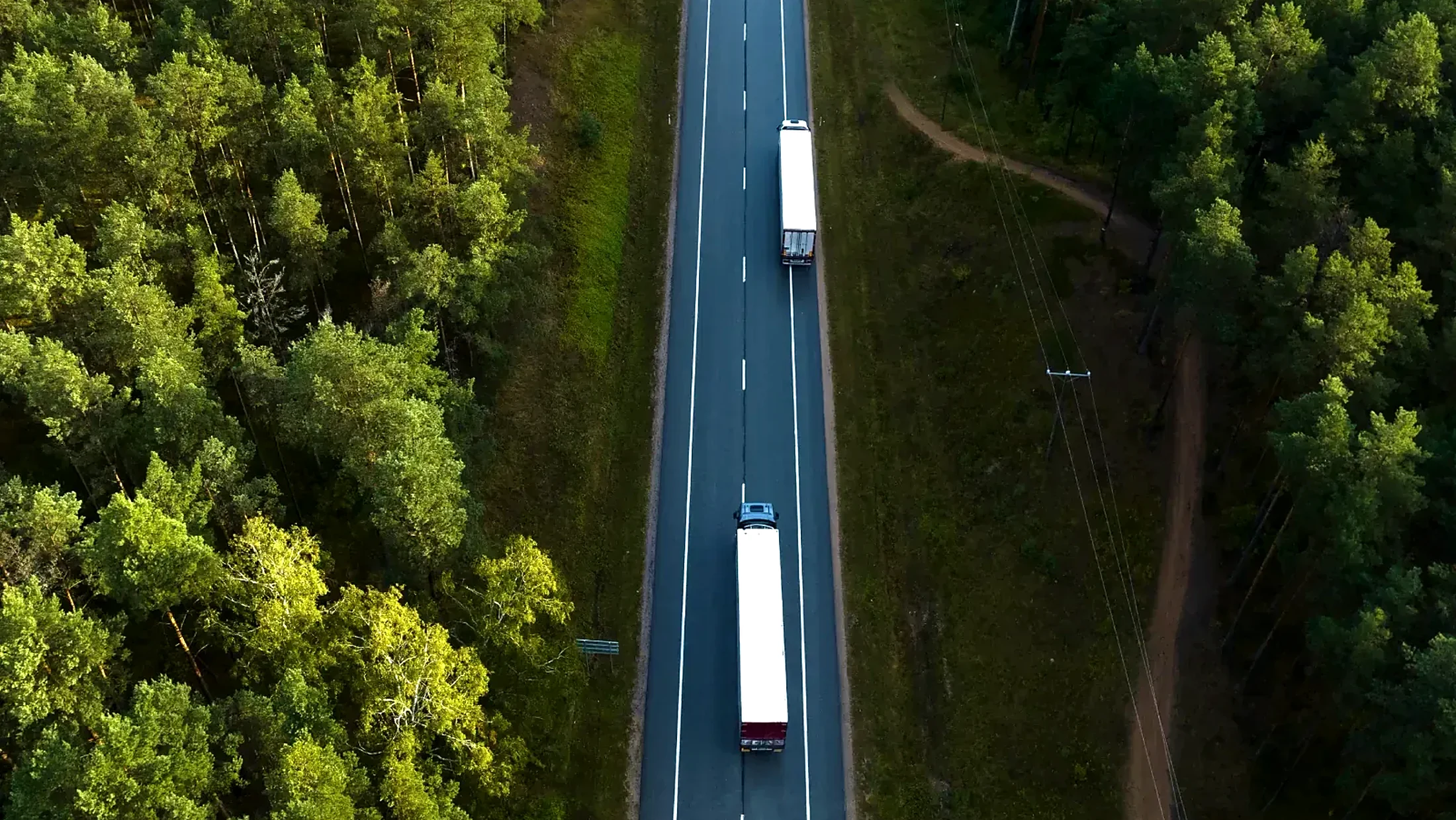Vista aérea de tractomulas sobre carretera